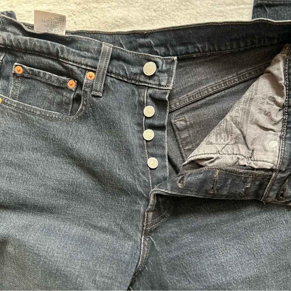 Levis 501 Women's Jeans 28WX28L
Black Denim Distressed Fly Button - Picture 3 of 5